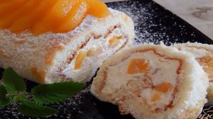 Бисквитный рулет с творогом и персиками