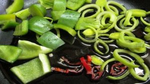 Зеленый салат с куриной печенью и оливками