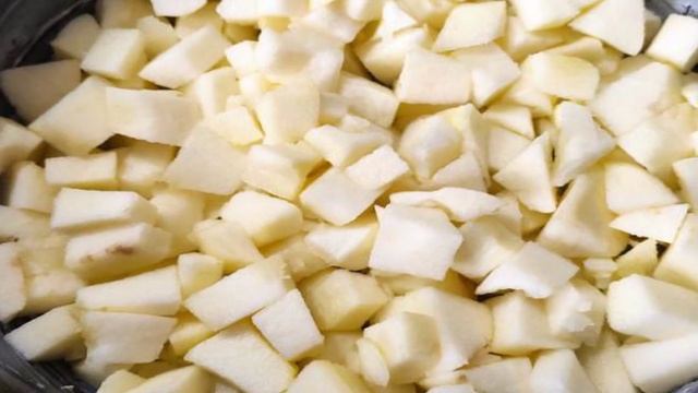 Шарлотка с яблоками и корицей