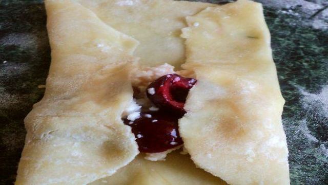 Пирожки с творогом и черешней.
