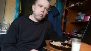 мукбанк. ем спагети с жареным яйцом,жареной колбаской,и кусочек чевапчечи и запиваю все это малоком