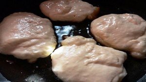 Оладушки из простокваши с черничным соусом