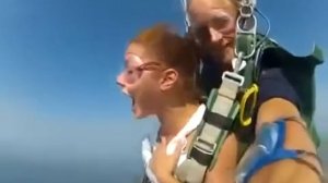 Первый прыжок девушки с парашютом! Я ржал 2 дня!