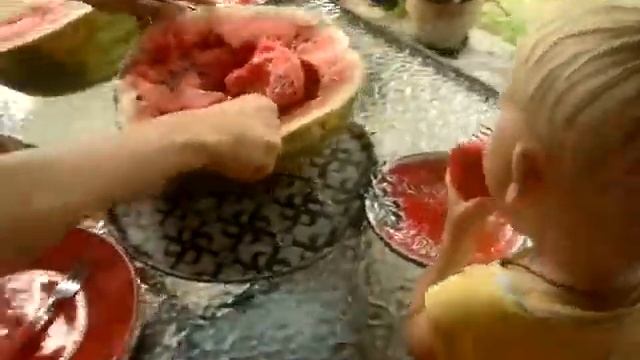Арбуз-природное лекарство! Таким способом нарезки теряем меньше сока смотреть онлайн