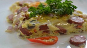 Фриттата с сосисками и сладким перцем