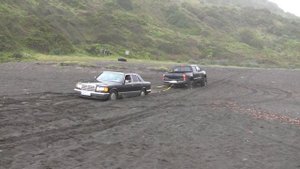 Tacoma pulling out Mercedes from sand / мерседес встрял
