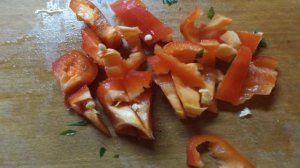 Салат из болгарского перца и листовой зелени с кунжутный маслом