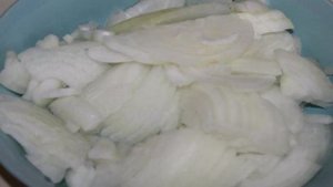 Белые грибы со шпинатом в сметанном соусе