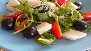 Салат с помидорами и моцареллой