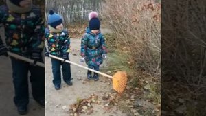 Уборка листьев на участке детского сада.