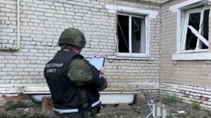 Саперы продолжают осматривать поврежденные здания в городе Рыльске в Курской области