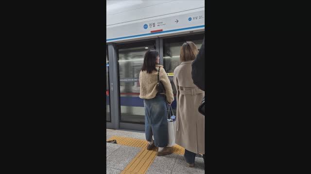 2123 ЮЖНАЯ КОРЕЯ, в МЕТРО, СЕУЛ