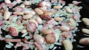 Яичница с беконом и фасолью