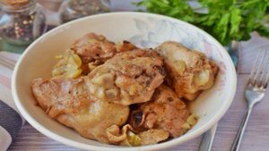 Куриные бедра тушеные с луком