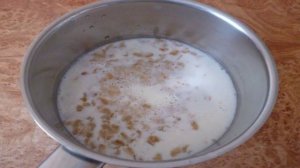 Овсяная каша на молоке с изюмом и орехами