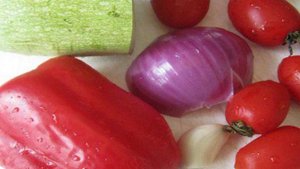 Тeплый салат из перловки с овощами.