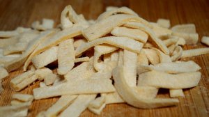 Легкий способ приготовления настоящей домашней лапши. Лапша в домашних условиях.