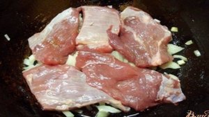 Мясо запеченное слоями с горчицей и луком