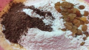 Шоколадное печенье с изюмом