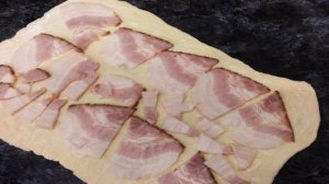 Слоеный рулет с грудинкой и сыром