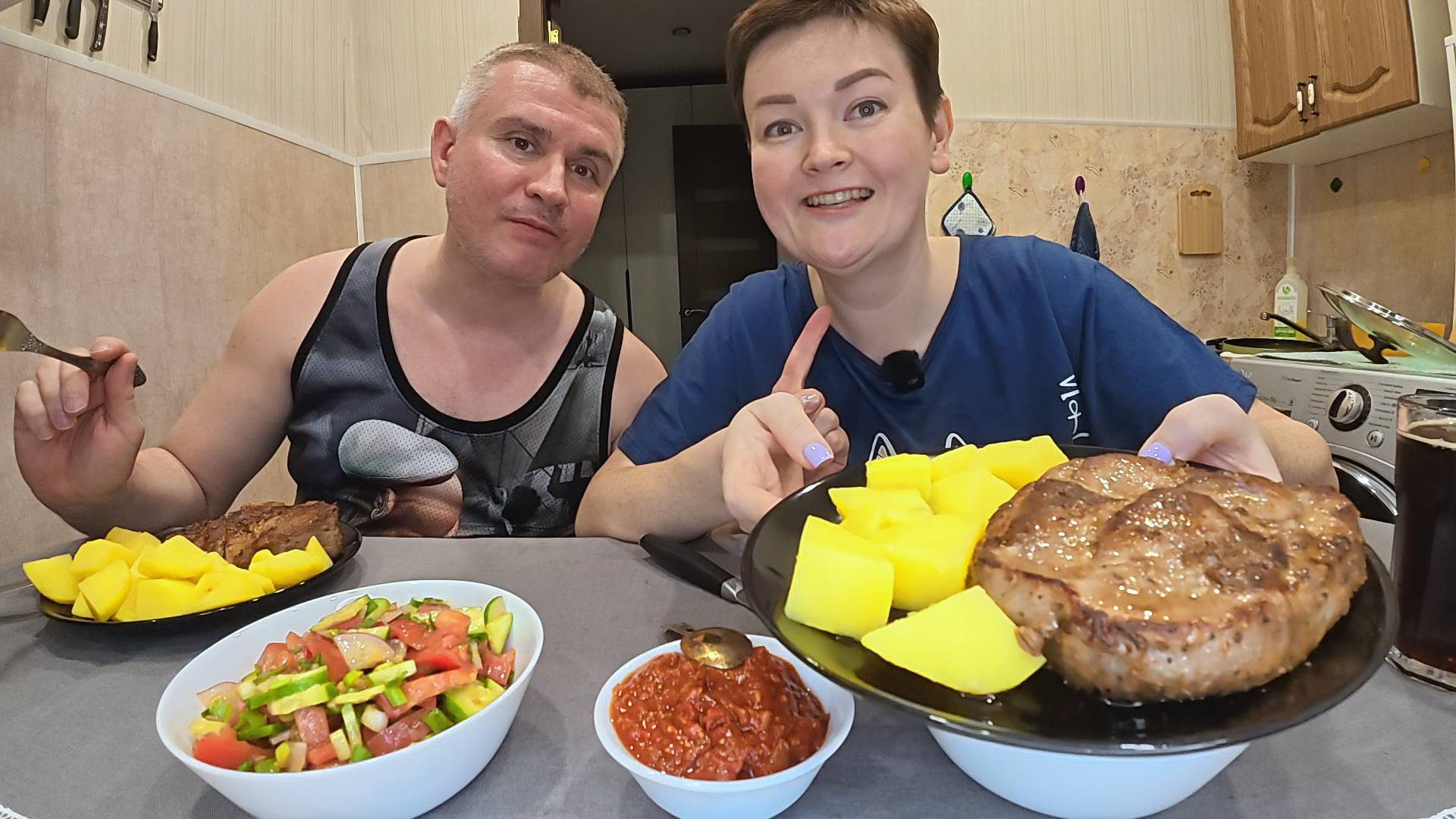 Мукбанг пир ЖИВОТА) ОБЪЕДАЕМСЯ мясом, ОГРОМНЫЕ стейки на НОЧЬ глядя) Вот так ХУДЕЕМ! Семейный ужин