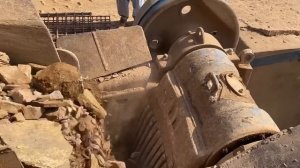 Строительство, дробление щебёнки