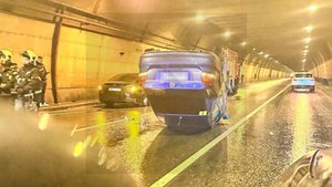 Автомобиль перевернулся после ДТП в тоннеле в Москве