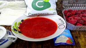 Творожный десерт с клубничным пюре