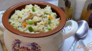 Пшённая каша с курочкой, томлённая в горшочке.