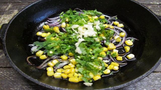 Кукурузный салат с редисом и помидором