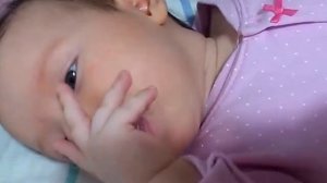 Малышка сосет свой палец:-)