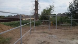 Делали забор на улице Морозова . Сварили каркас забора и покрасили его два раза .