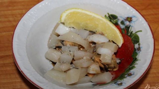 Свежий салат с мидиями и кальмарами