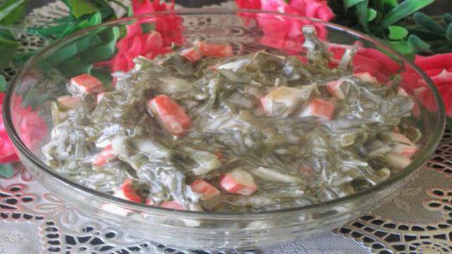 Салат из морской капусты с крабовыми палочками в майонезе