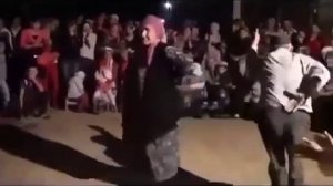 Кавказский Старик танцует зажигает