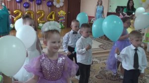 Прощальный детский танец под грустную песню «Кружится пусть вальс» на выпускном балу в детском саду.