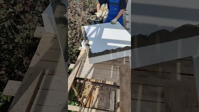 Окантовка клея по периметру не позволяет воздуху циркулировать между утепляемой стеной и утеплителе