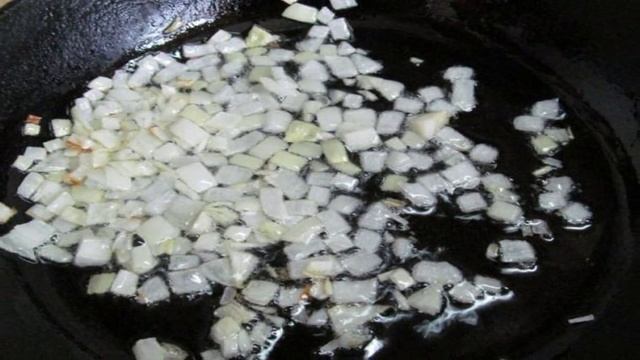 Салат с гренками и котлетами