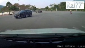 Легковушка протаранила внедорожник, перевернувшийся на крышу