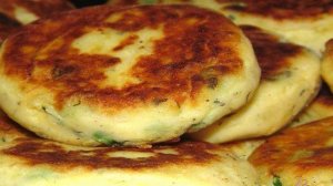 Картофельные котлеты с зеленым горошком и укропом