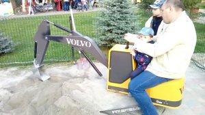 Экскаватор для детей. Тимофей учится копать.