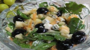 Салат с виноградом и яблоком