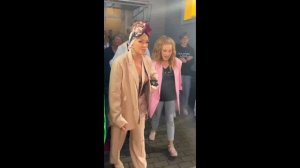 Алла Пугачёва в розовом и с новым лицом на втором дне фестиваля Рандеву в Юрмале