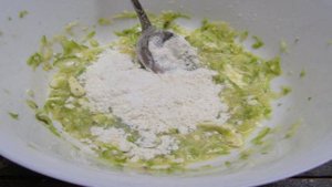 Кабачковые вафли с яйцом и помидором