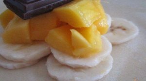 Мешочки с фруктами и шоколадом