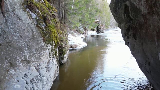 Дыроватый камень