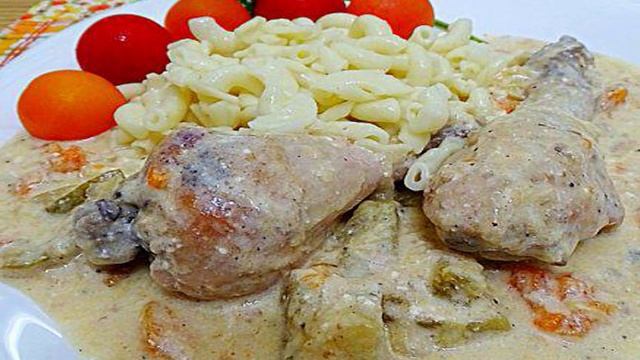 Куриные голени с овощами в сметанном соусе