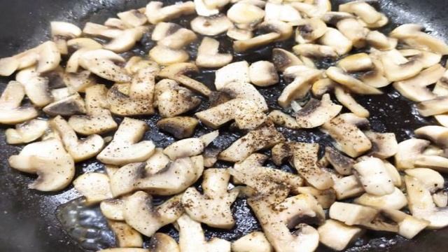Салат с жареными шампиньонами