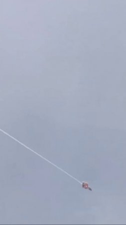 Редкие кадры, как сообщается, перехвата украинским истребителем F-16 российского беспилотника.