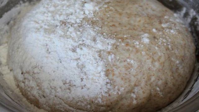 Рогалики с вишневым вареньем из дрожжевого теста
